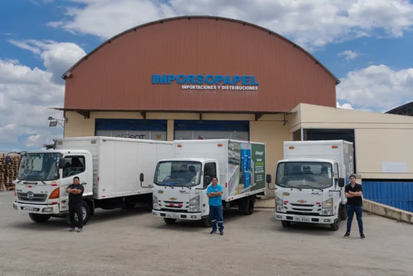 Camiones de reparto de Imporsopapel frente al centro de distribución