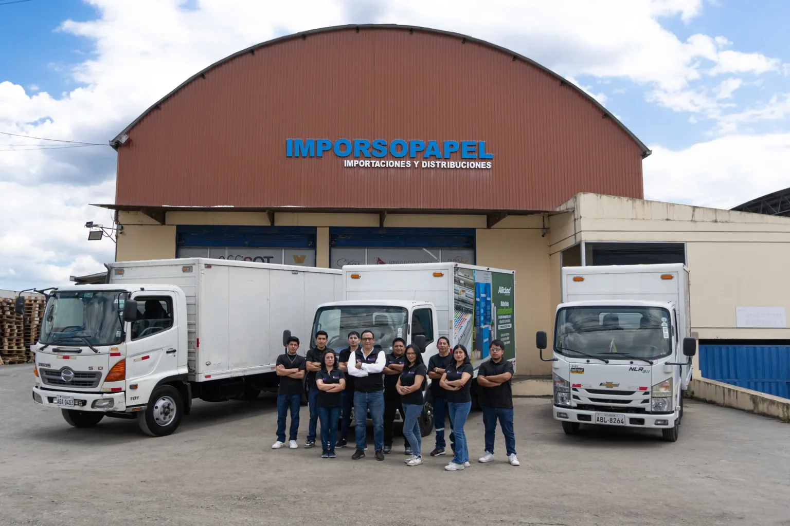 equipo-importadora-frente-camiones-imporsopapel