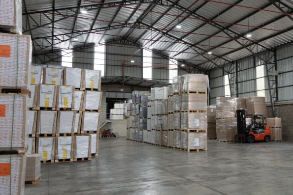 Bodega de Imporsopapel con stock de papel sobre estibas